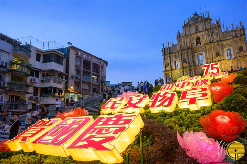 大三巴牌坊慶祝新中國成立75周年的大型燈飾增添喜慶氛圍。（澳門特區(qū)政府新聞局供圖）