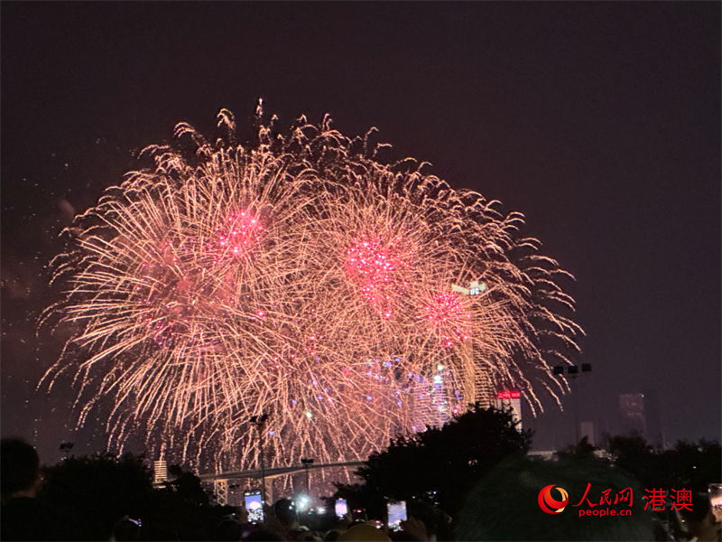 十月一日晚中國內(nèi)地煙花公司的表演。人民網(wǎng)記者 富子梅攝