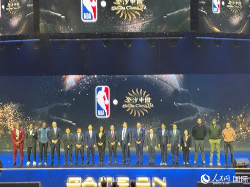 美國職業(yè)籃球協(xié)會(huì)（NBA）傳奇球星雷·阿倫等與合作雙方代表出席發(fā)布會(huì)。人民網(wǎng)記者 富子梅攝