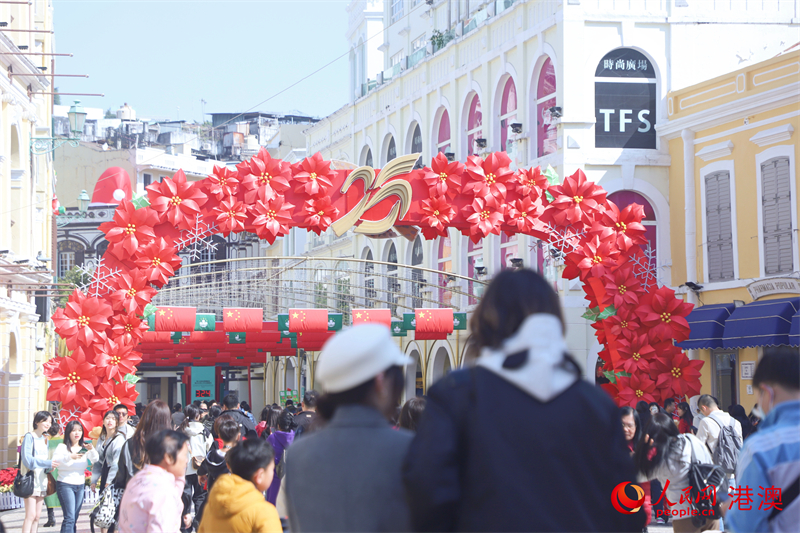 澳門特區(qū)大街小巷披紅掛彩，洋溢喜慶氣氛。（人民網(wǎng) 吳宇揚(yáng)揚(yáng) 攝）