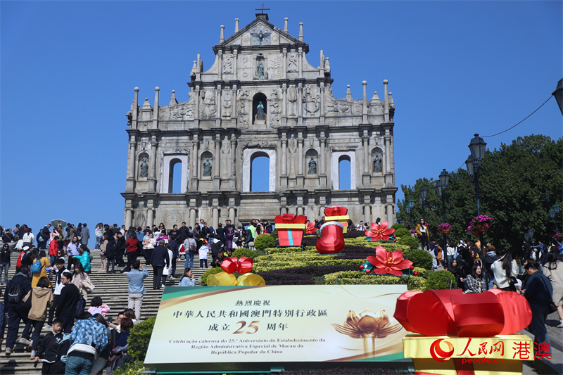 大三巴牌坊前立起慶祝澳門回歸祖國(guó)25周年的招牌。（人民網(wǎng) 吳宇揚(yáng)揚(yáng) 攝）