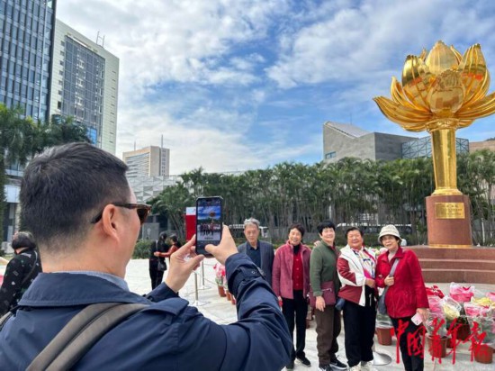 12月16日，在澳門金蓮花廣場上，游客們爭相在這里打卡拍照。中青報(bào)·中青網(wǎng)記者 寧迪/攝